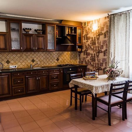Golden Park Apartments Umanʼ Extérieur photo